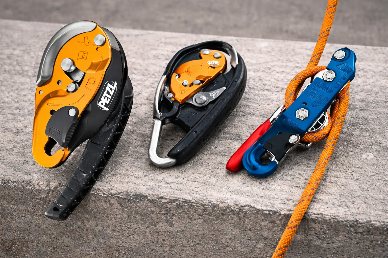 Equipo recibiendo capacitación previa a una tarea en altura